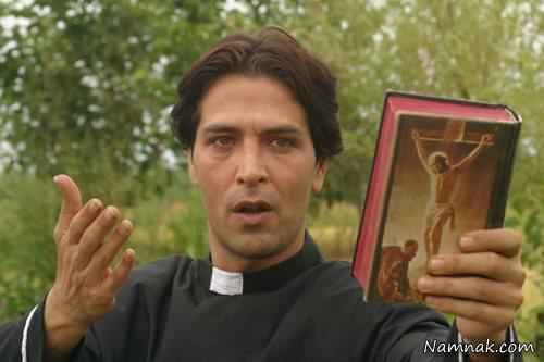 یوسف مرادیان در نقش کشیش در فیلم سینه سرخ